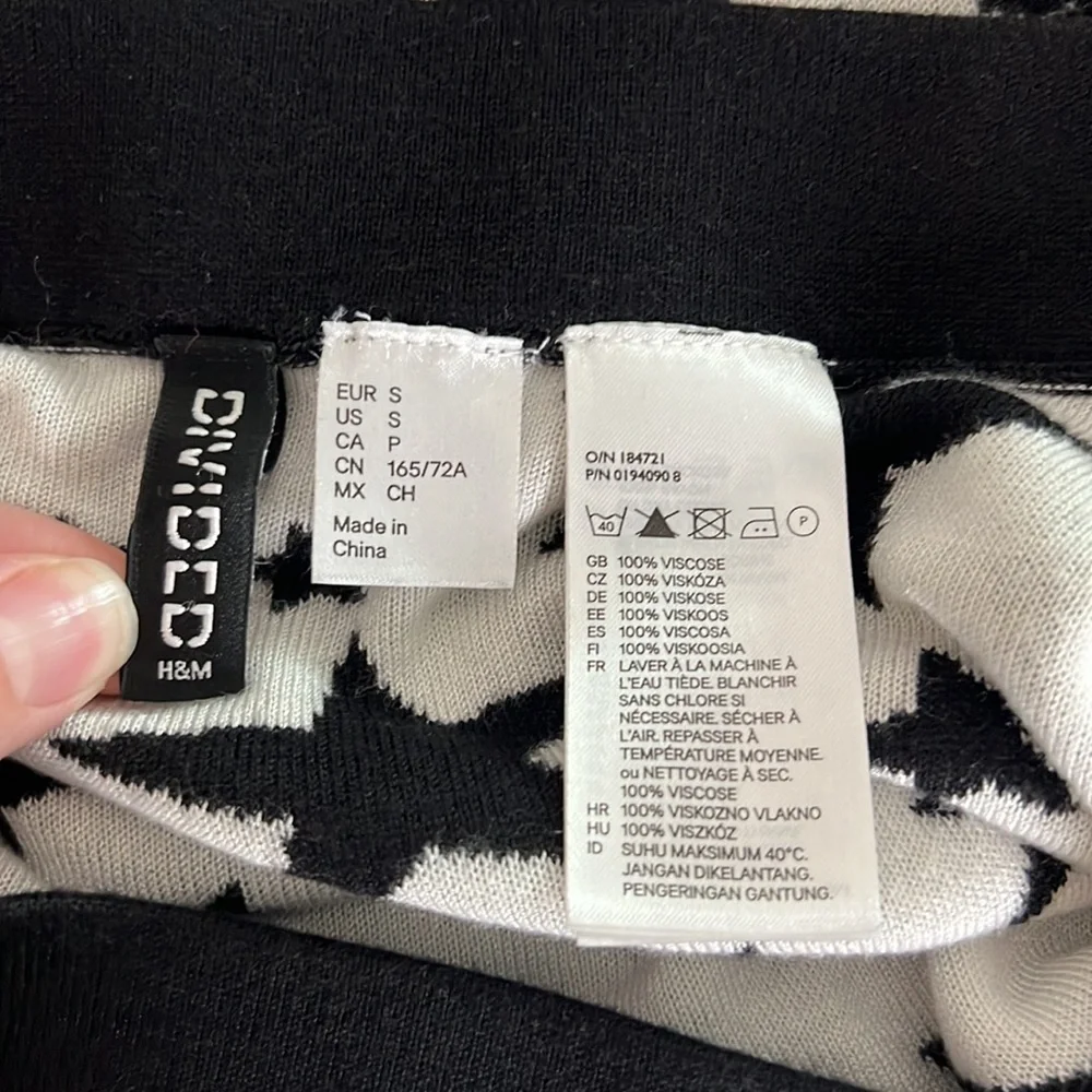 H&M DIVIDED black and white Stars stretchy knit mini skirt size Small